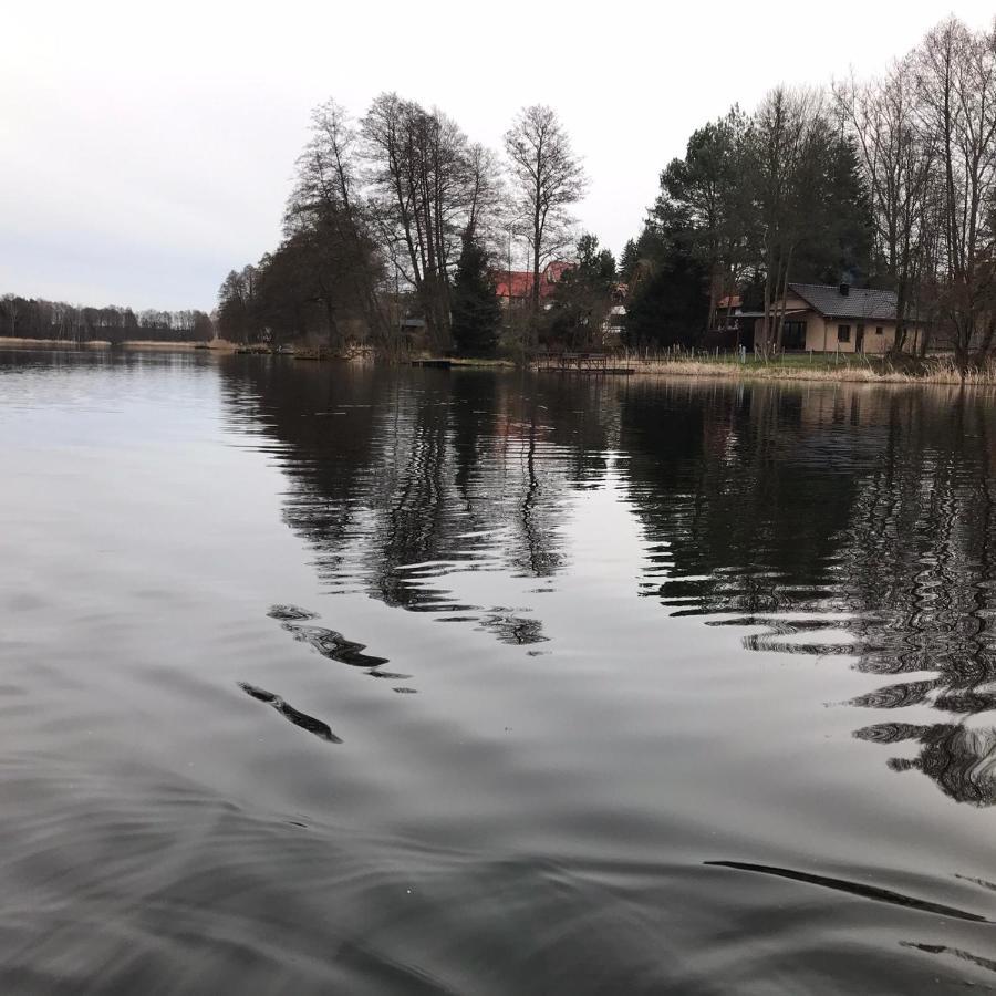Urokliwy Domek Nad Brzegiem Jeziora Lubiatów Esterno foto
