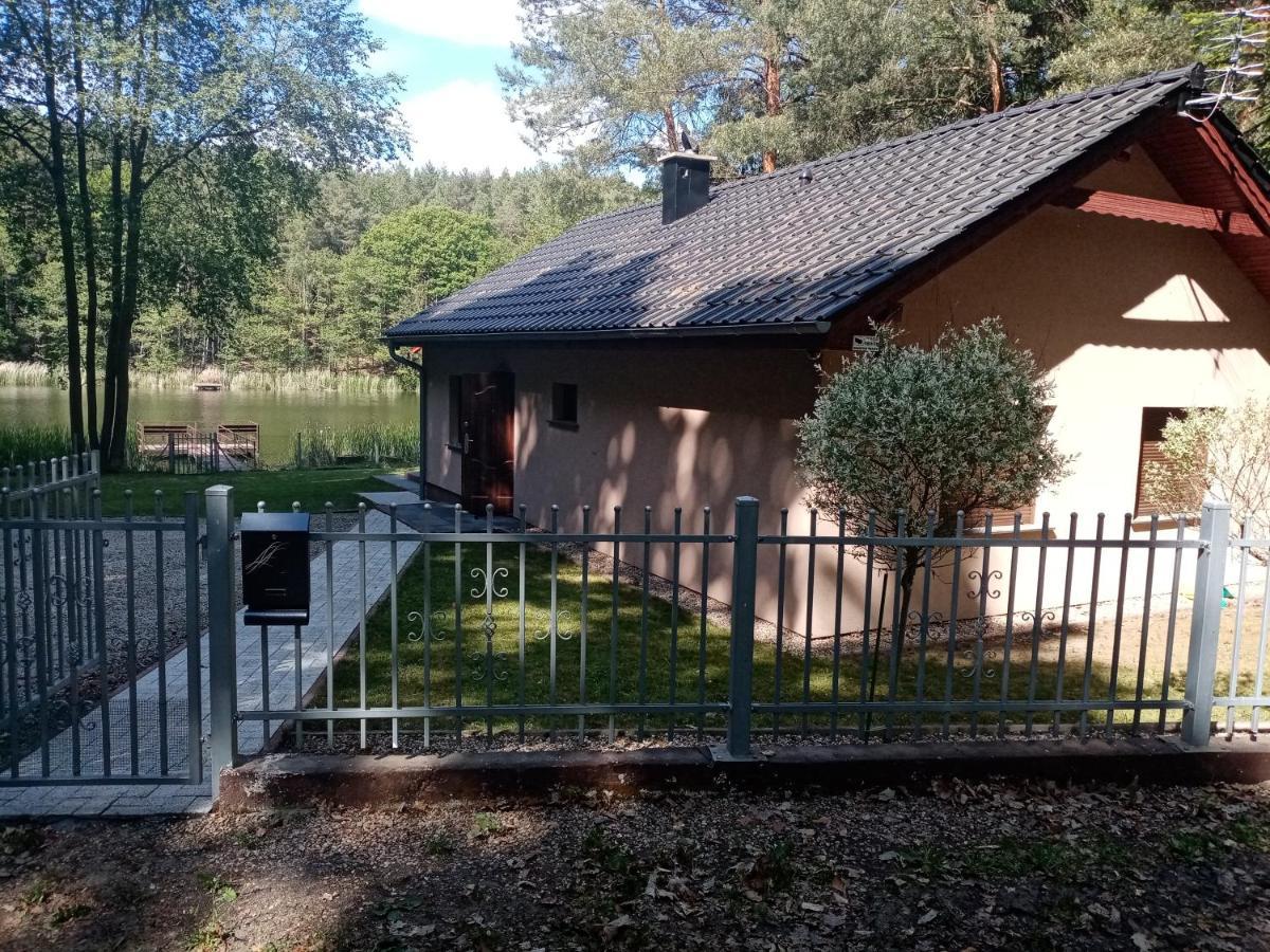 Urokliwy Domek Nad Brzegiem Jeziora Lubiatów Esterno foto