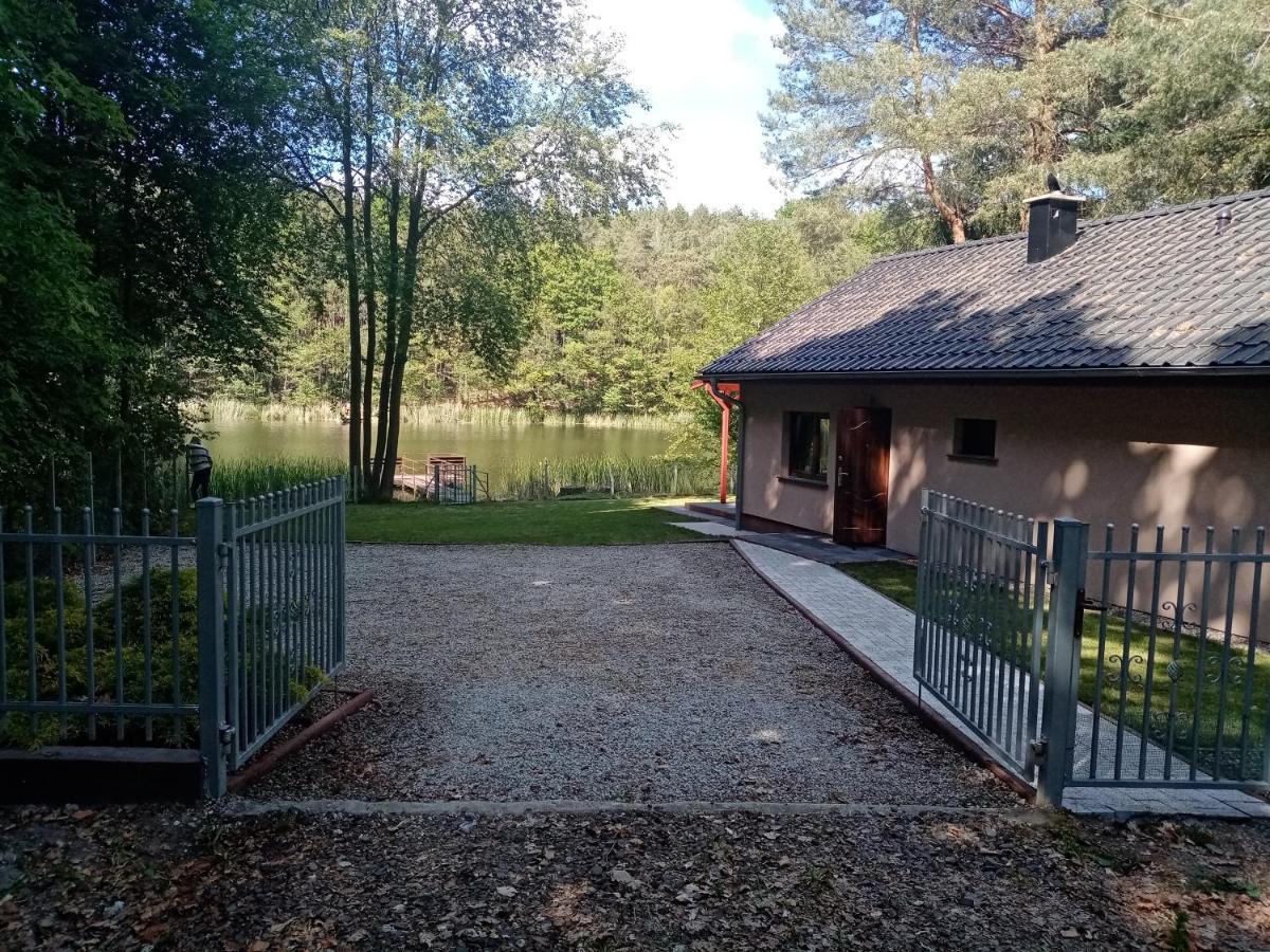 Urokliwy Domek Nad Brzegiem Jeziora Lubiatów Esterno foto