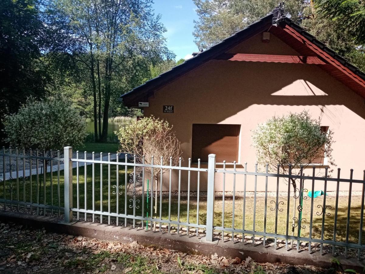 Urokliwy Domek Nad Brzegiem Jeziora Lubiatów Esterno foto