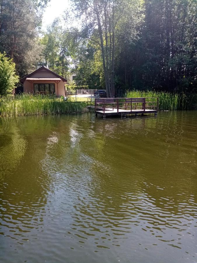 Urokliwy Domek Nad Brzegiem Jeziora Lubiatów Esterno foto