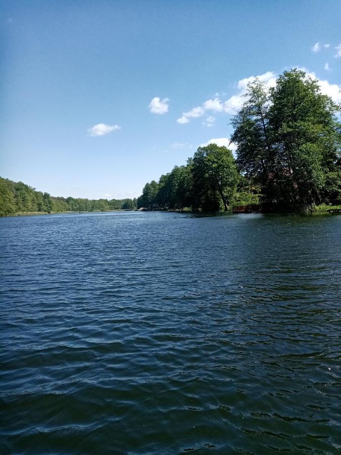 Urokliwy Domek Nad Brzegiem Jeziora Lubiatów Esterno foto