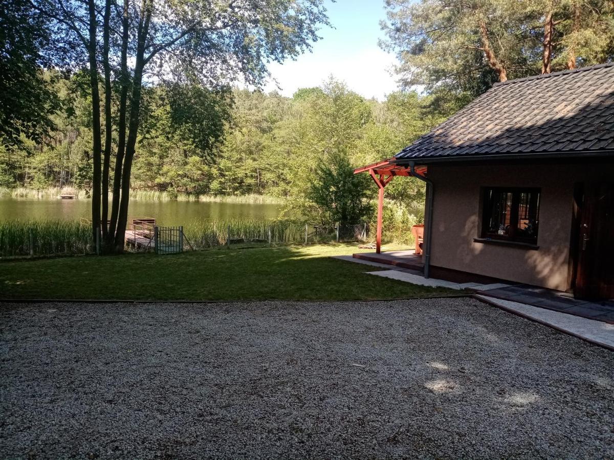 Urokliwy Domek Nad Brzegiem Jeziora Lubiatów Esterno foto
