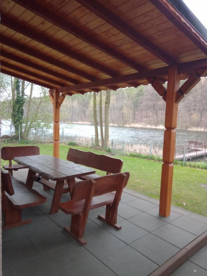 Urokliwy Domek Nad Brzegiem Jeziora Lubiatów Esterno foto